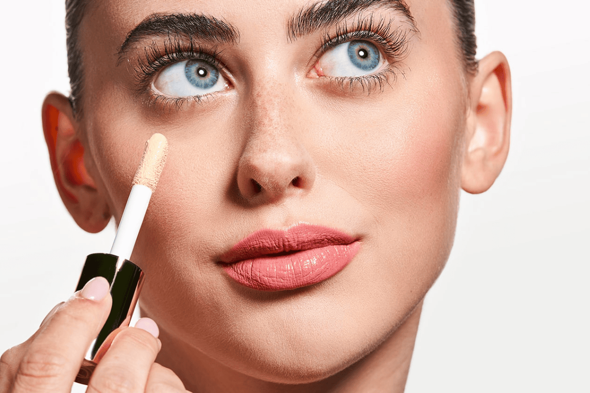 Thay vì phủ đều concealer khắp vùng dưới mắt, chỉ nên chấm nhẹ vào những điểm tối nhất