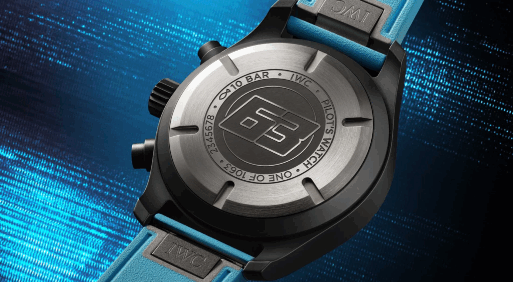 Cả hai phiên bản đều sở hữu nắp lưng titanium khắc số 63, biểu tượng đã đồng hành cùng Russell trên đường đua F1