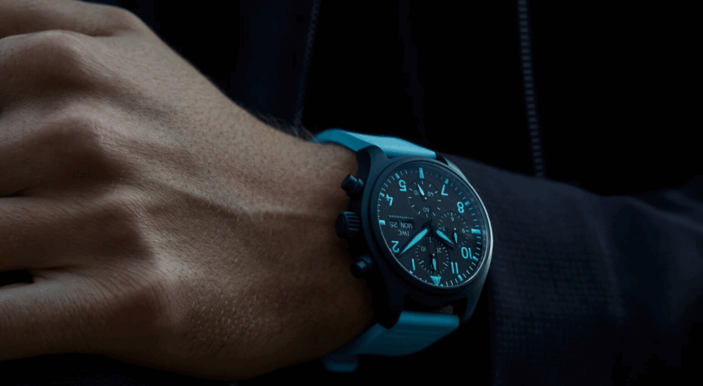 Nếu bản Chronograph 41 (Calibre 69380) đậm chất thể thao, thì bản Automatic 41 (Calibre 32112) lại tinh giản với mức dự trữ năng lượng lên đến 120 giờ.