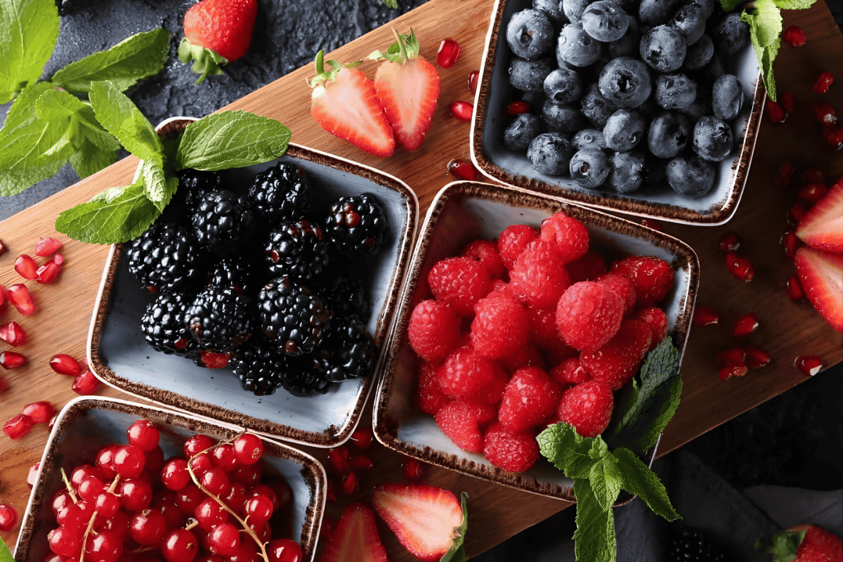 Mâm xôi, dâu đen, táo nguyên vỏ, trái cây họ cam quýt hay quả bơ cũng đều mang lại giá trị riêng