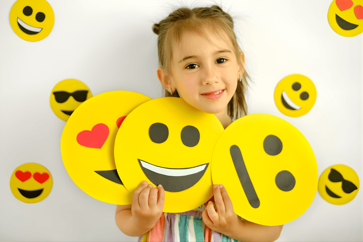 Tự điều chỉnh cảm xúc là khả năng nhận ra điều mình đang cảm thấy, giữ mình khỏi những phản ứng gây tổn thương và từng bước trở lại trạng thái cân bằng