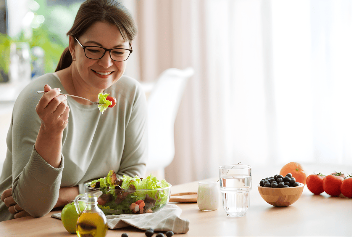 Omega-3 hỗ trợ hoạt động thần kinh, polyphenol giúp giảm stress oxy hóa, vitamin nhóm B góp phần giữ cân bằng chuyển hóa, còn chất xơ nuôi dưỡng hệ vi sinh đường ruột