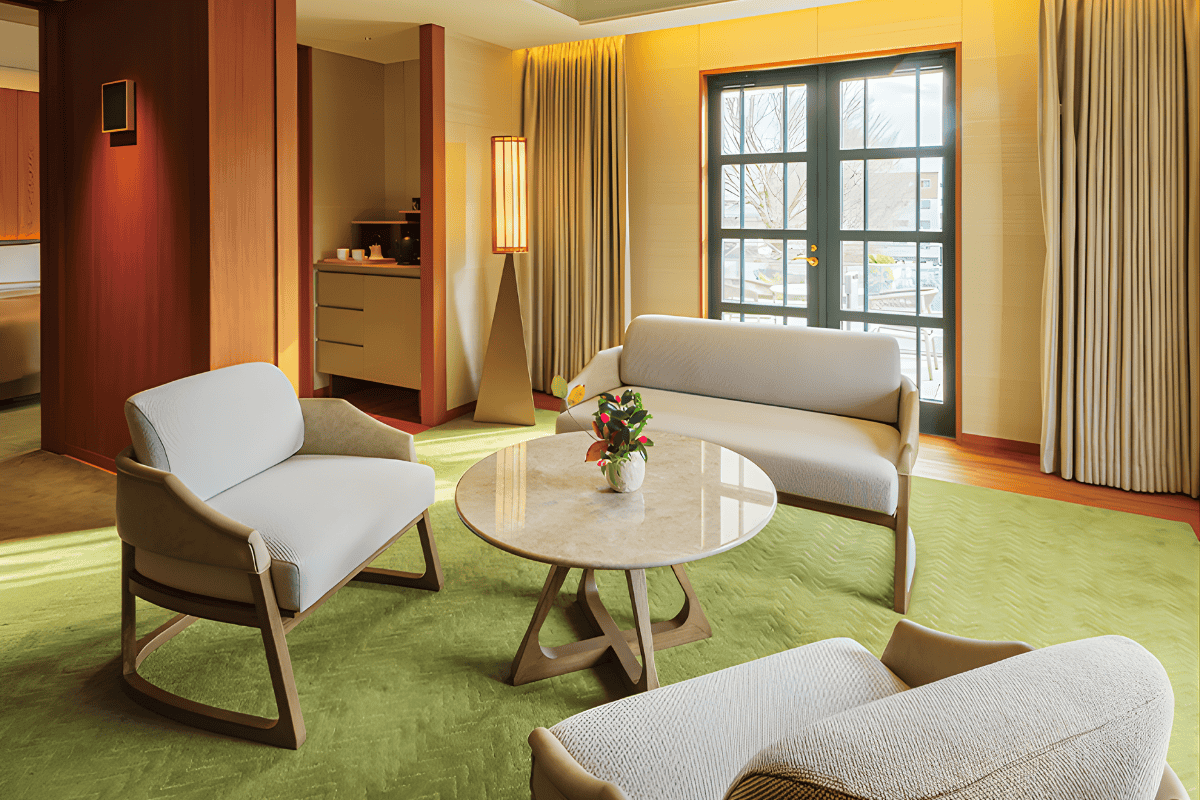 Phòng Yasaka Suite có tầm nhìn đón ánh sáng từ thành phố