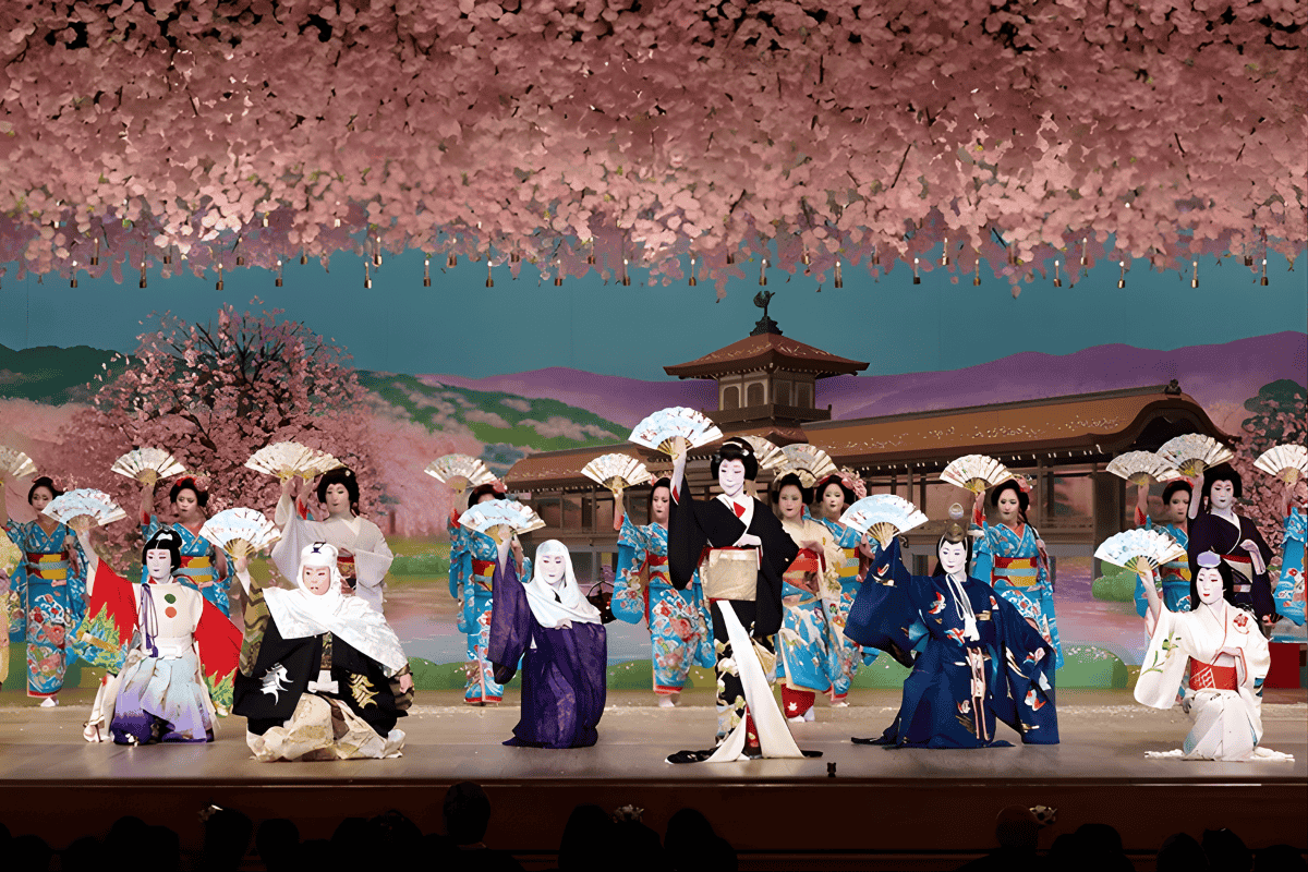 Yasaka Kaikan được xây dựng năm 1936 bởi cộng đồng geisha và được công nhận là Tài sản Văn hoá Hữu hình cấp quốc gia