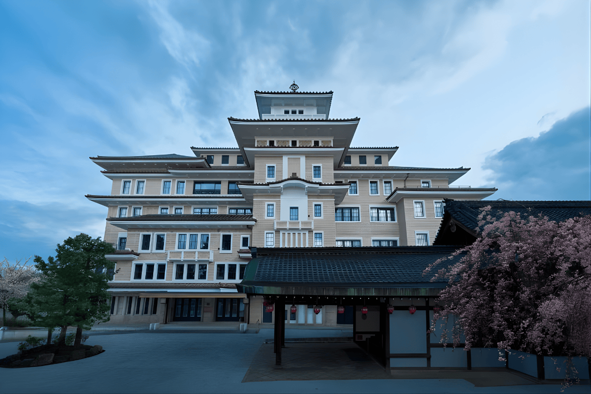Imperial Hotel Kyoto được tọa lạc trong công trình Yasaka Kaikan cũ