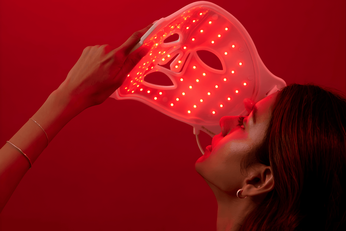 Điểm hấp dẫn nhất của mặt nạ LED nằm ở chỗ nó không xâm lấn, không tạo nhiệt mạnh và không đòi hỏi thời gian nghỉ dưỡng