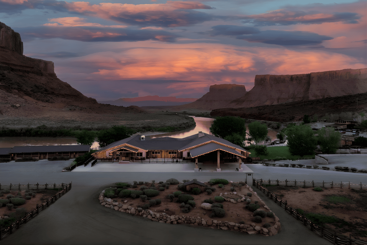 Nằm bên dòng Colorado River, Red Cliffs Lodge Moab từ lâu đã hấp dẫn những du khách tìm đến vẻ hùng vĩ của Arches National Park và Canyonlands National Park