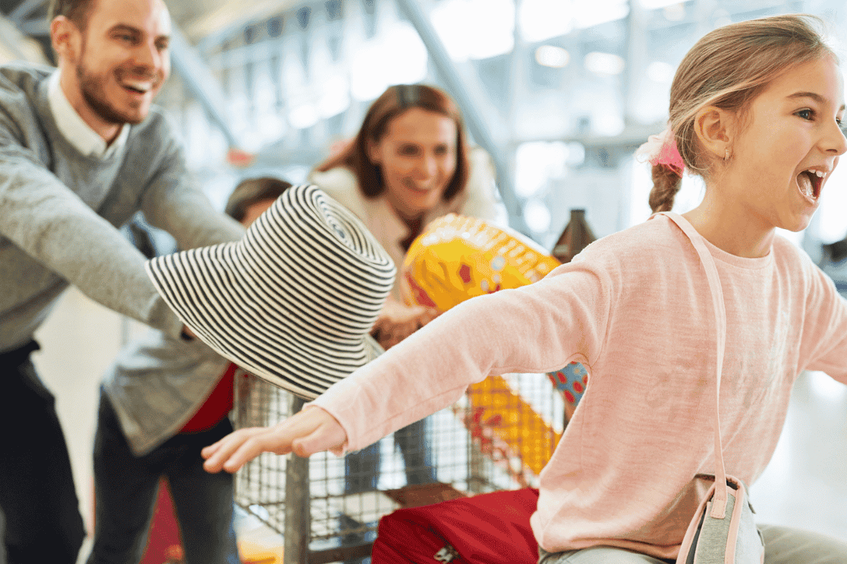 Hãy chủ động mang theo vài món giúp con bận rộn hoặc món đồ quen thuộc khiến con thấy an tâm