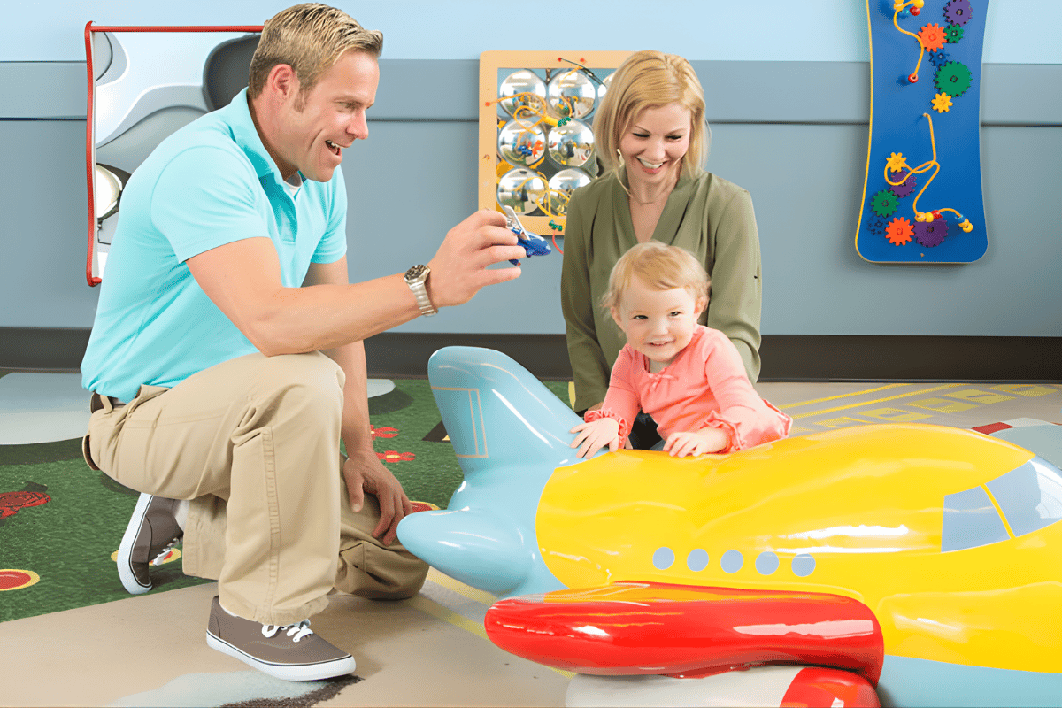 Với những bé từ khoảng 4 tuổi, việc giải thích sẽ giúp con hợp tác hơn