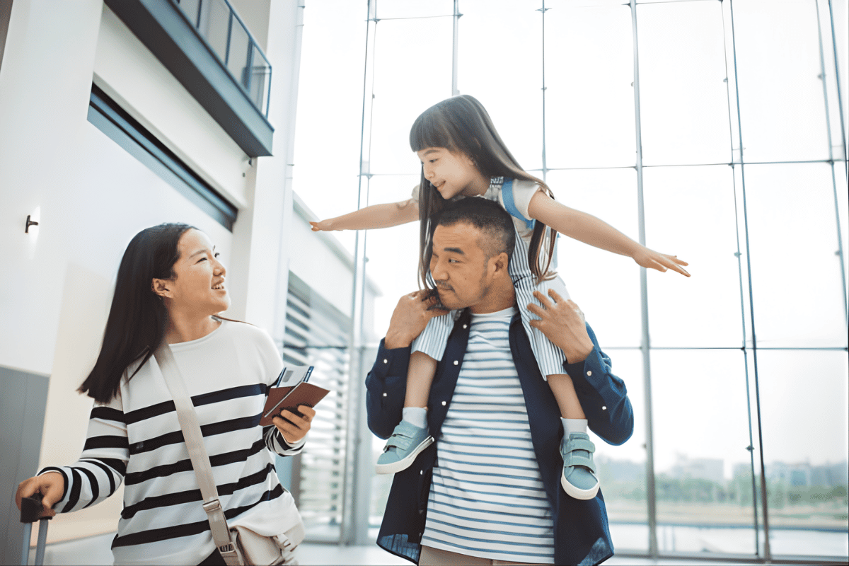 Với những trẻ nhạy cảm hoặc có nhu cầu đặc biệt, nên mang theo những thứ giúp con cảm thấy dễ chịu hơn như tai nghe chống ồn hoặc đồ chơi quen thuộc.