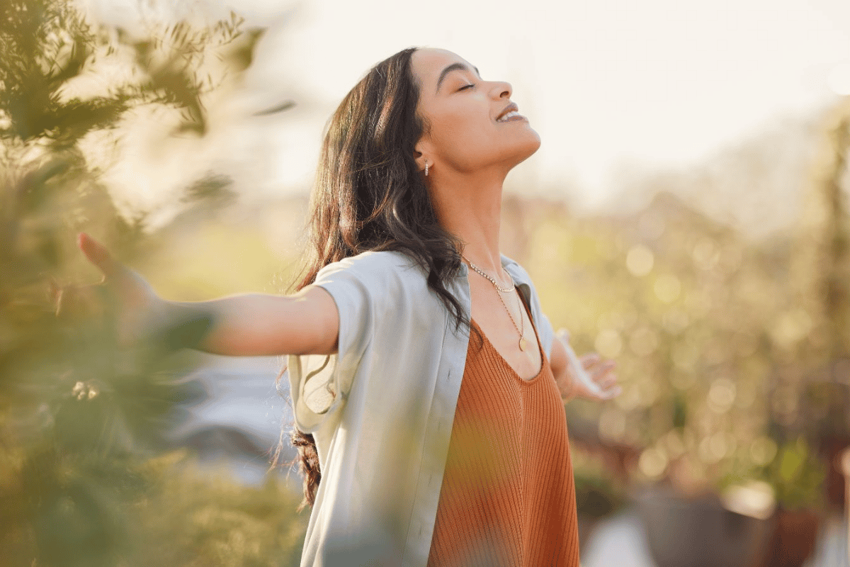 Một đoạn đi bộ ngắn, vài động tác vươn vai, hay chỉ một bài nhạc để cơ thể chuyển động tự do cũng đủ giúp tâm trạng sáng hơn