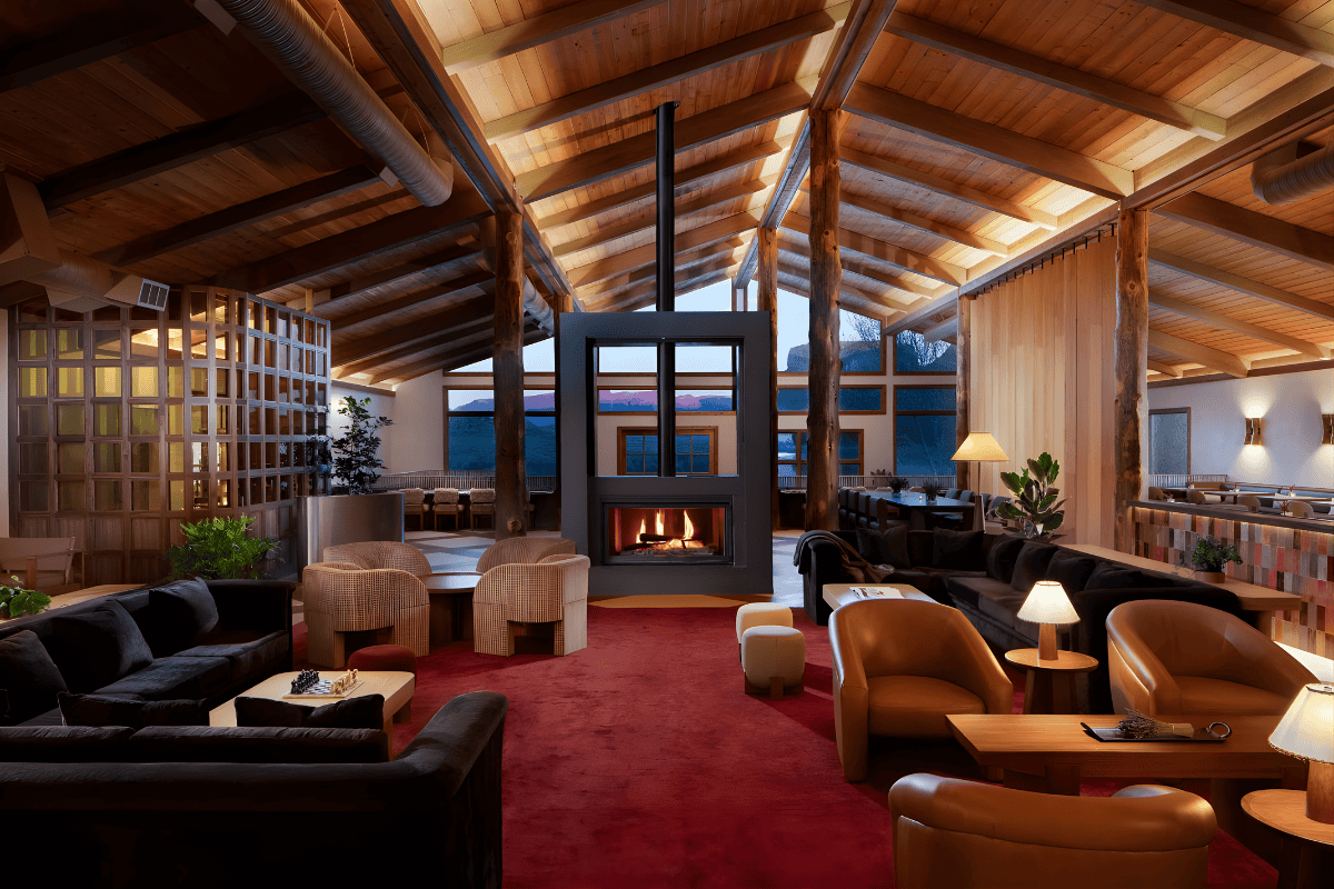 Phòng Lobby ấm cúng với lò sưởi trung tâm giữ vai trò kết nối