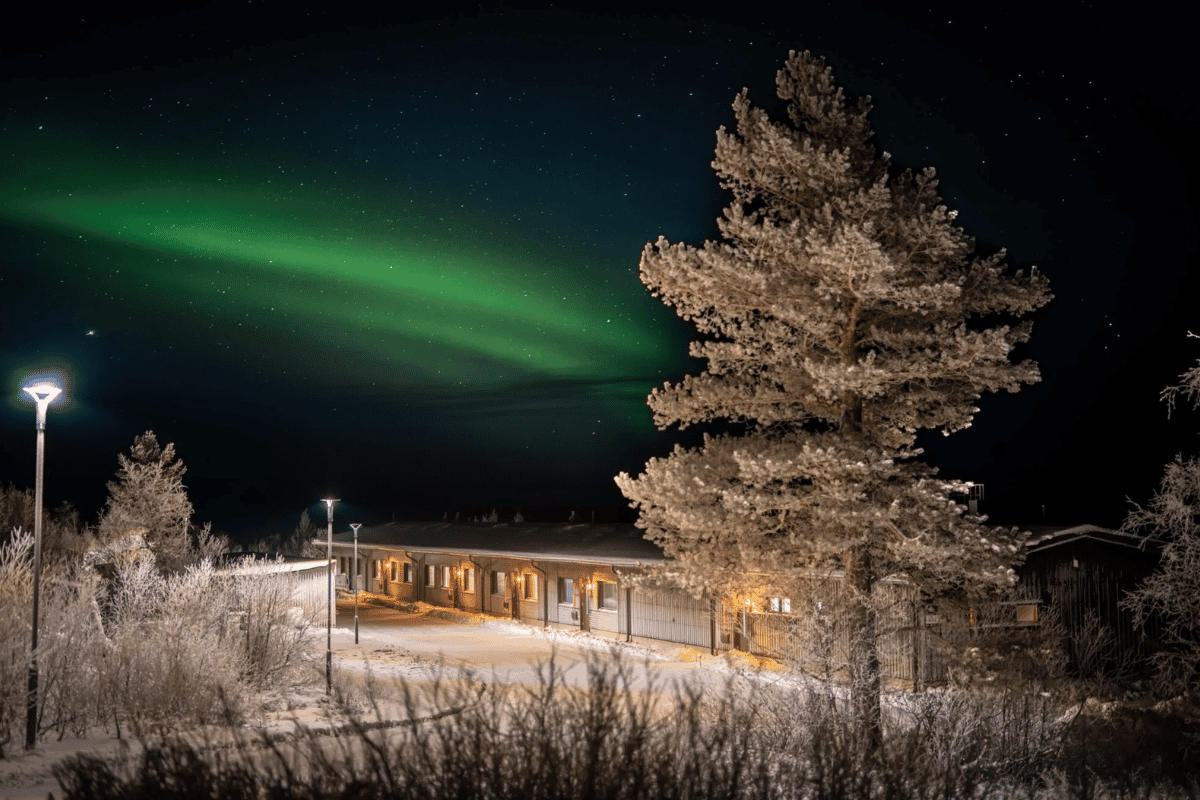 Cao trên Vòng Bắc Cực, trên ngọn đồi Paljasselkä, Aurora Radar Station hiện lên như một thế giới tách biệt khỏi mọi ý niệm xa xỉ quen thuộc
