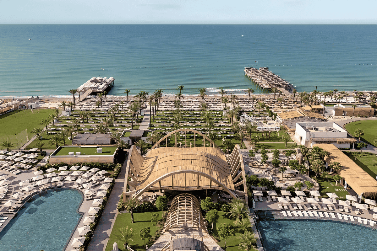 Nằm bên bờ biển Antalya đầy nắng, Cullinan Belek sở hữu đường bờ biển dài 800 mét
