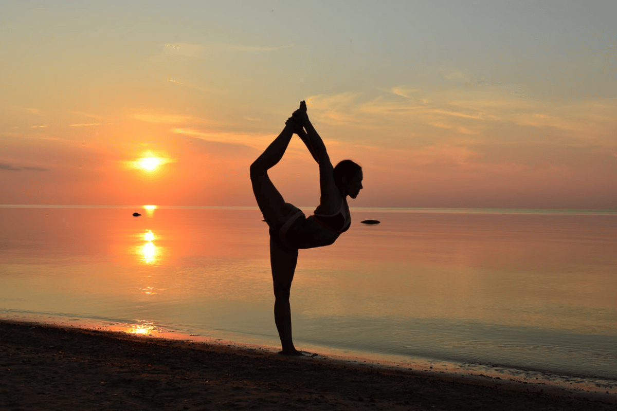 Khi kết hợp cùng các bài tập sức mạnh, yoga giúp cơ thể vận động hài hòa hơn, phục hồi tốt hơn và bền bỉ hơn