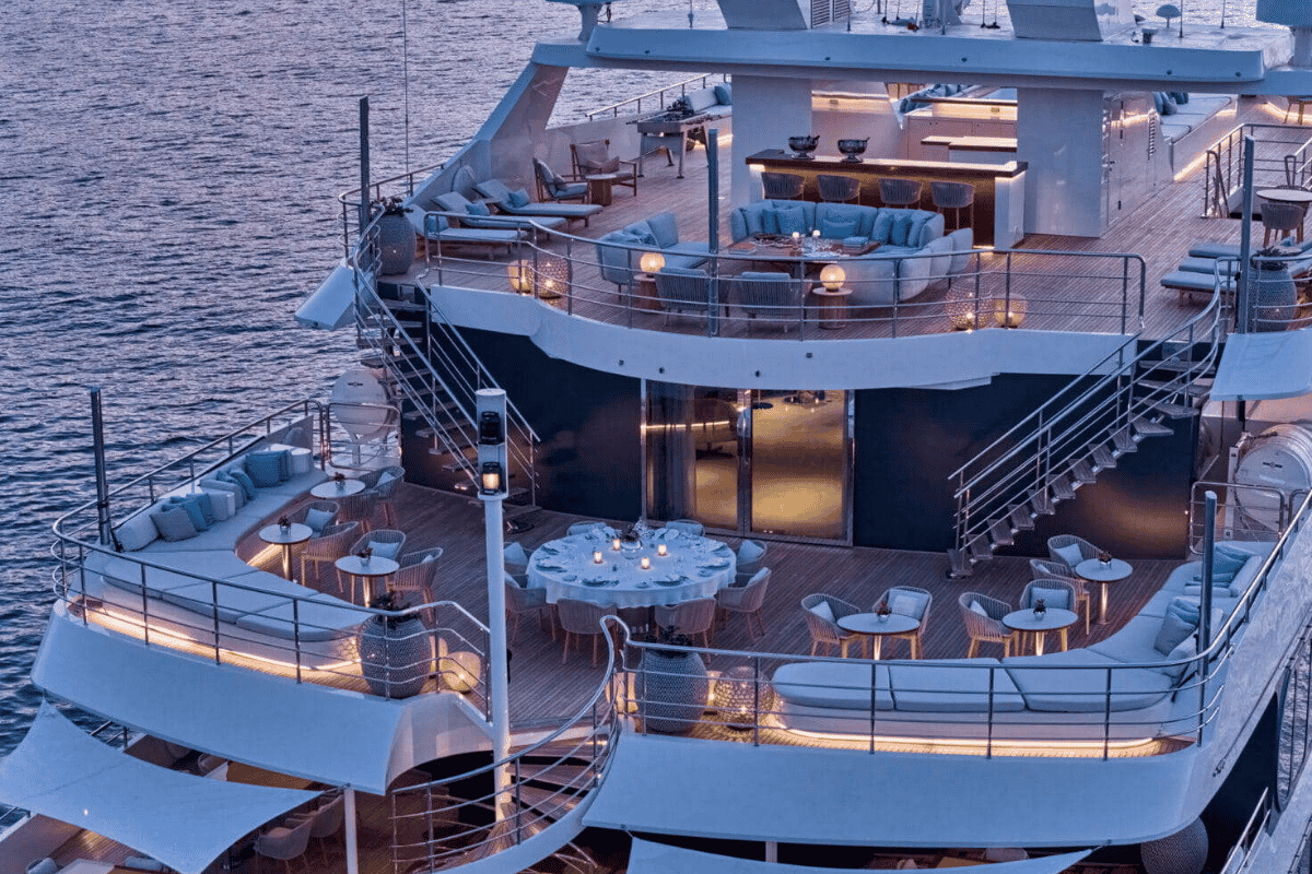 The Floating Art Hotel nổi tiếng là một siêu du thuyền dài 72m