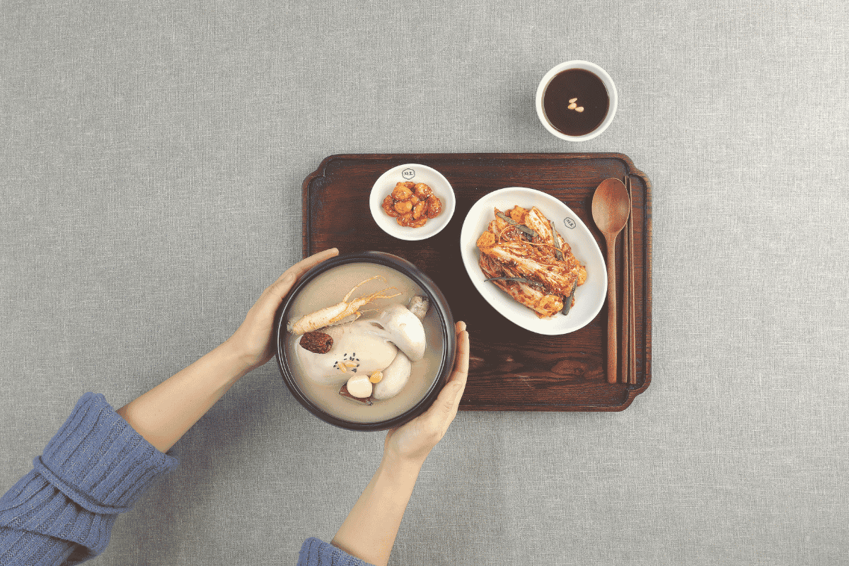 Thực đơn của nhà hàng không chỉ dừng lại ở các món canh gà hầm nguyên bản mà còn được mở rộng để phù hợp với khẩu vị đa dạng của thực khách Singapore