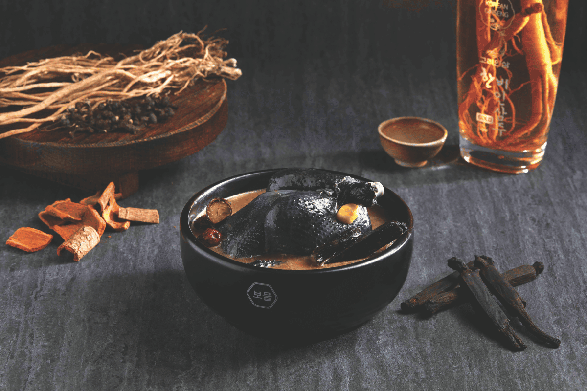 Món canh samgyetang (canh gà hầm sâm) của người Hàn được truyền tụng qua nhiều thế hệ như một vị thuốc tự nhiên