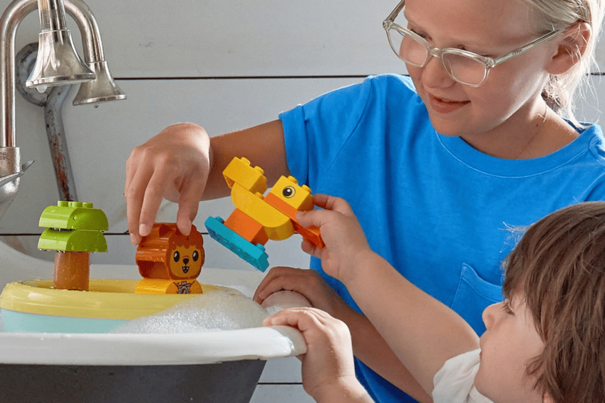 Dòng sản phẩm LEGO® DUPLO® được nghiên cứu và thiết kế chuyên biệt cho đôi tay nhỏ nhắn cùng tư duy đang rộng mở của trẻ từ 1 đến 5 tuổi