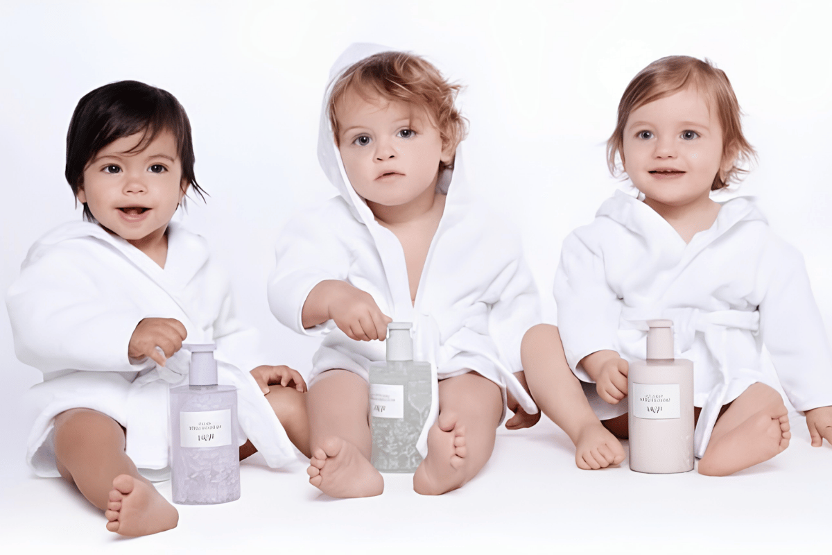 Các bậc cha mẹ hãy hướng dẫn trẻ xịt nhẹ lên lớp quần áo hoặc chọn điểm xịt ở vùng ngực và cổ tay