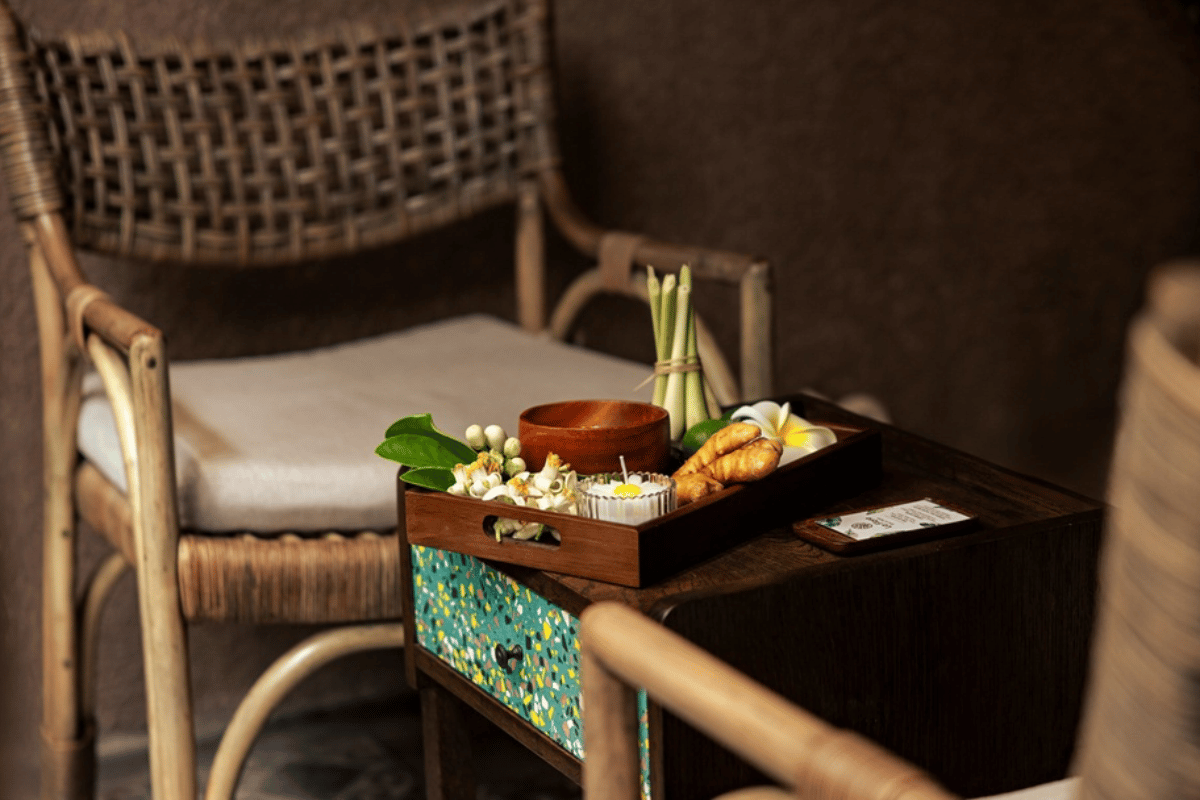 Home spa còn được thiết kế để đón tiếp khách đến chơi với các khu vực lounge, ghế dài bên hồ bơi, hay những góc trò chuyện tinh tế